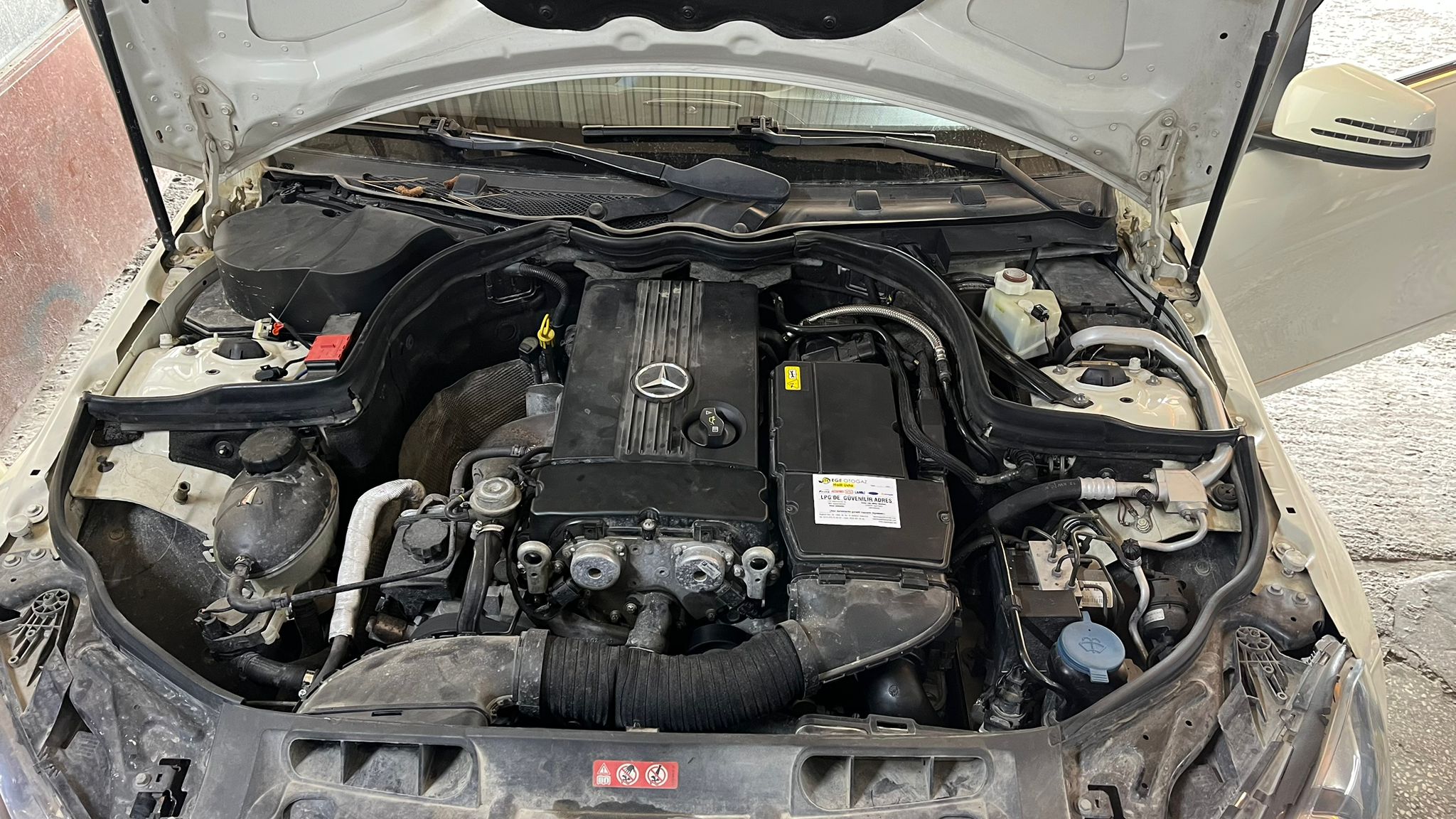 Mercedes Benz C180 için Prins Silverline LPG montajı AFR ayarı ve kompresör söküm tadilat işlemleri